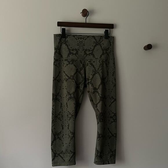 LULULEMON WONDER UNDER CROPPED GREEN SNAKE CHARMER PRINT LEGGINGS SIZE 10 - Picture 1 of 5